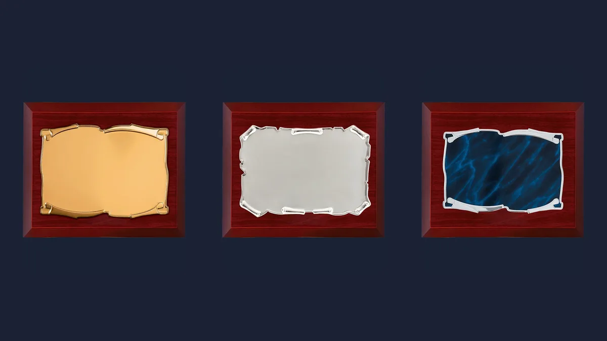 Tres placas de homenaje en madera con chapa dorada, plateada y azul