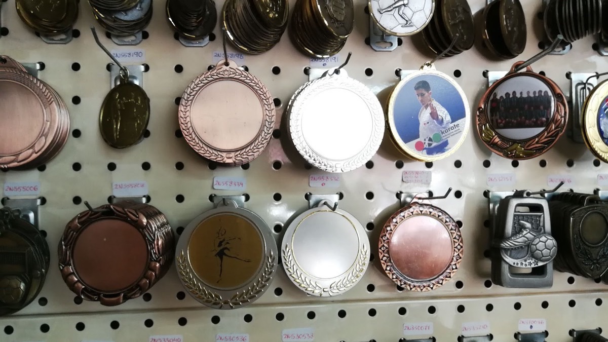 Pared de medallas deportivas en la tienda de Trofeos Madariaga