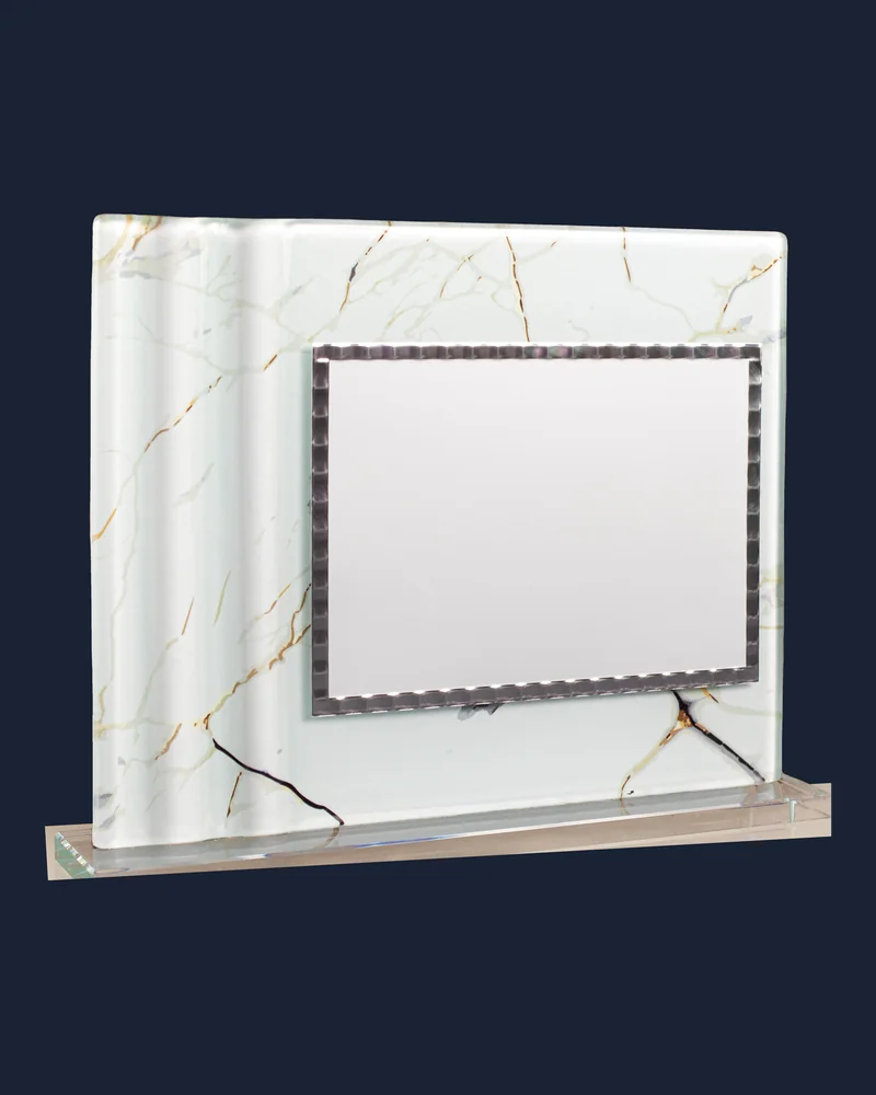 Placa Mármol Blanco con Marco Metálico y Base de Cristal