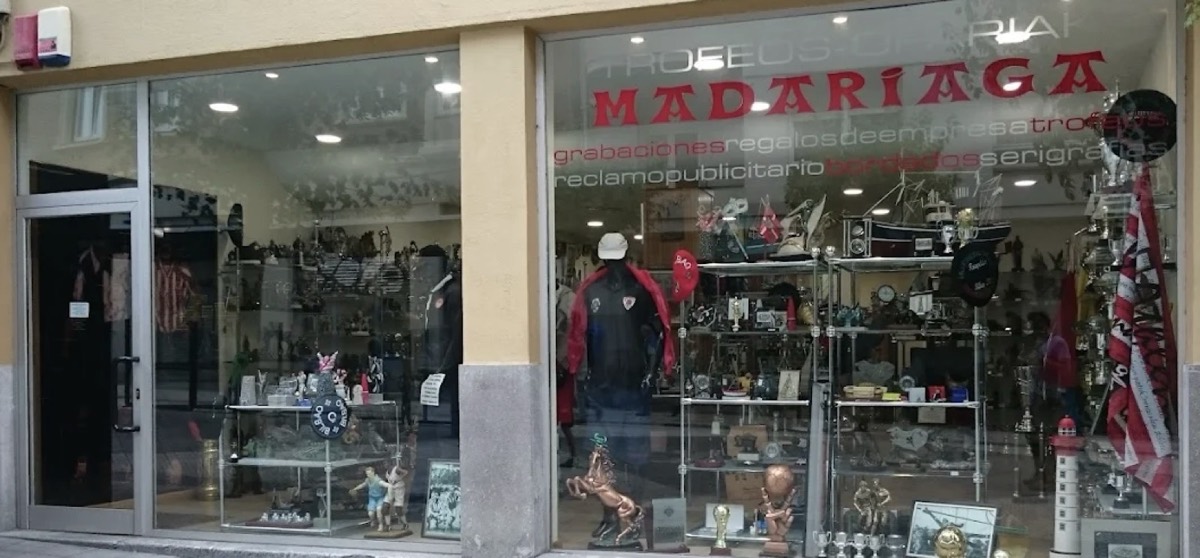 Escaparate de Trofeos Madariaga en la calle Licenciado Poza 62 de Bilbao, con copas, trofeos y txapelas