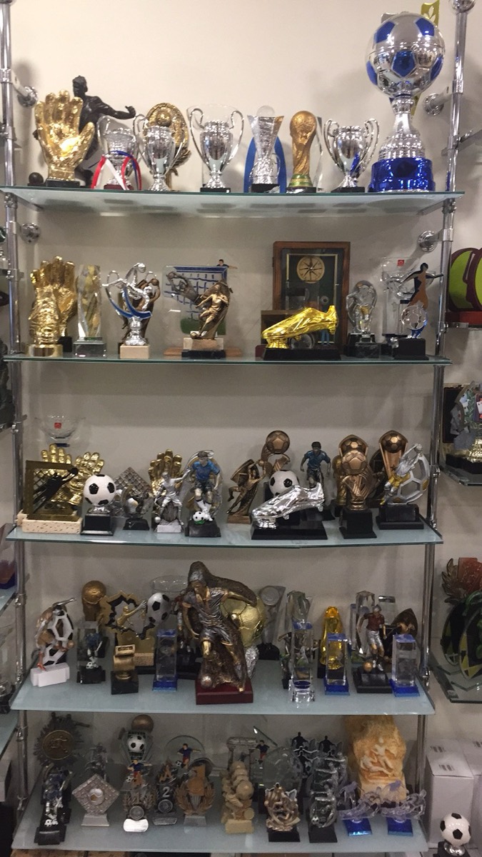 Estanter&iacute;as de la tienda con copas y trofeos de f&uacute;tbol